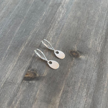 Load image into Gallery viewer, flat drop earrings
